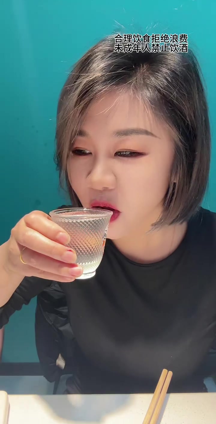 中年女人的快乐！吃烤鱼喝酒超满足赶紧回家