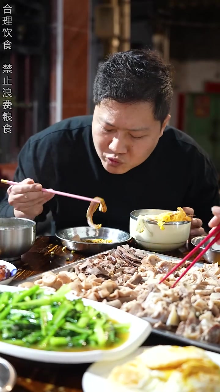 今天做一个海南版的辣汤饭！酸酸辣辣的特别香！