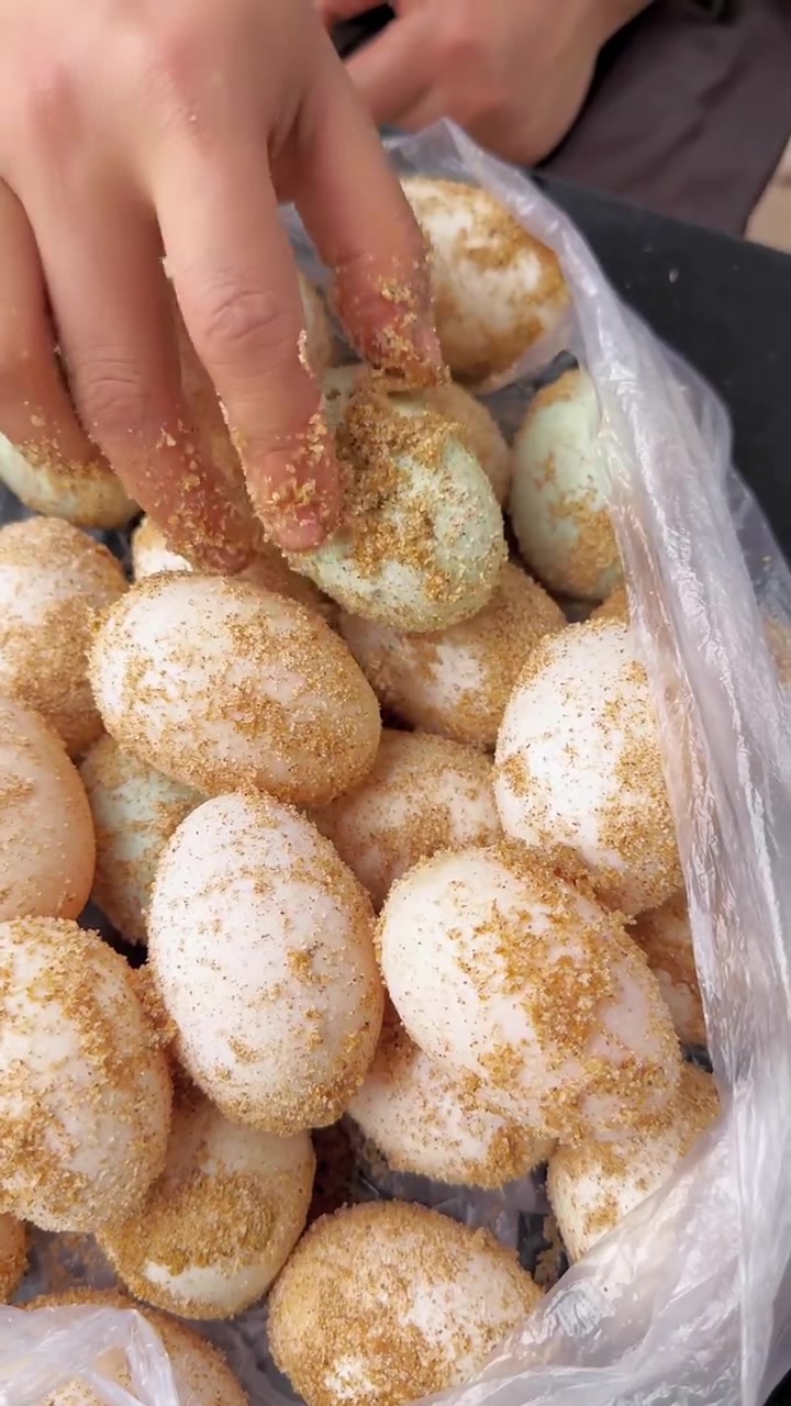 土鸭蛋做咸鸭蛋超简单，天热配稀饭超棒