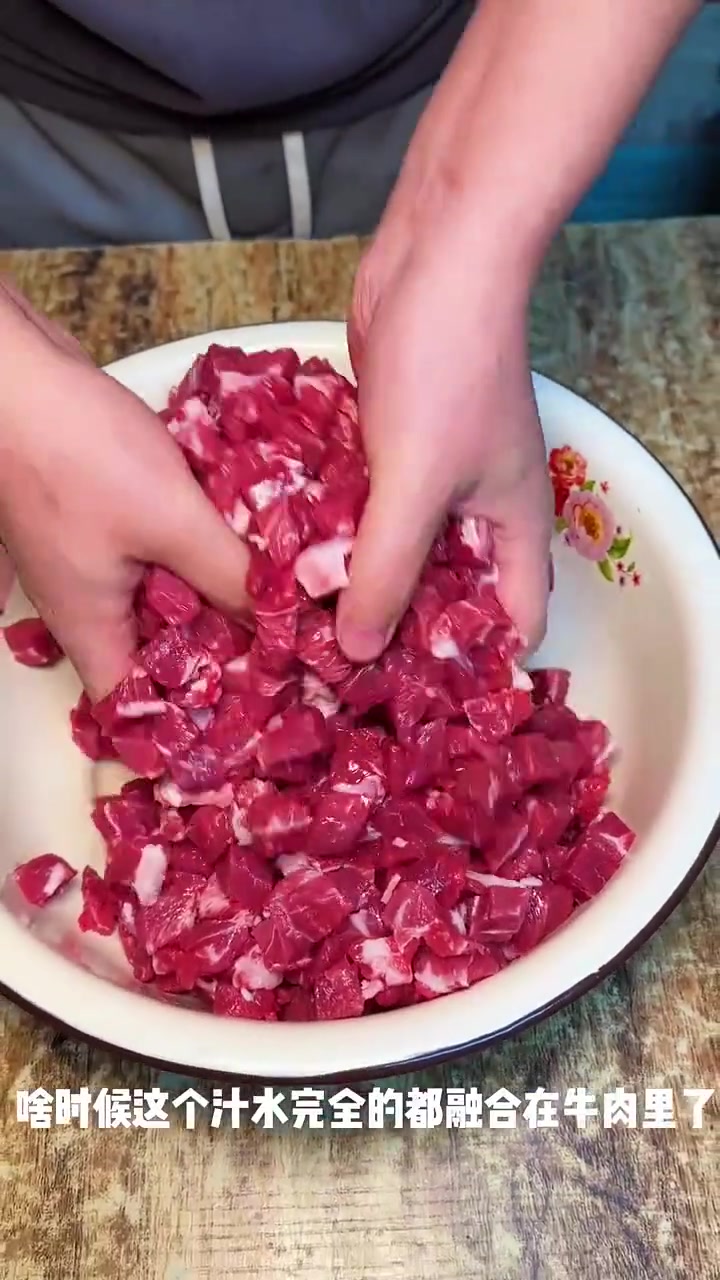 牛肉烤不嫩易干柴？看这招让你烤出鲜嫩多汁小肉串