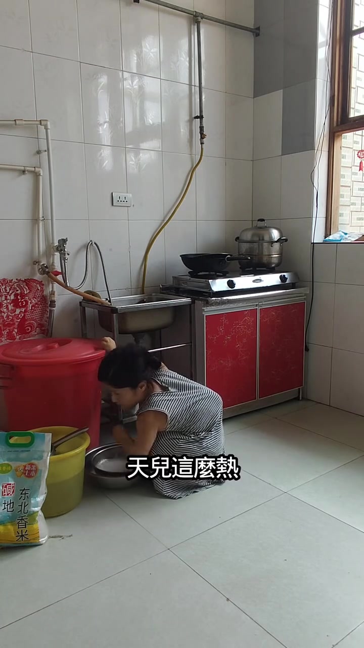 大热天懒得开火,中午焖锅米饭配乌江榨菜解决～家里馒头告急,简简单单也挺好。清爽开胃,懒人午