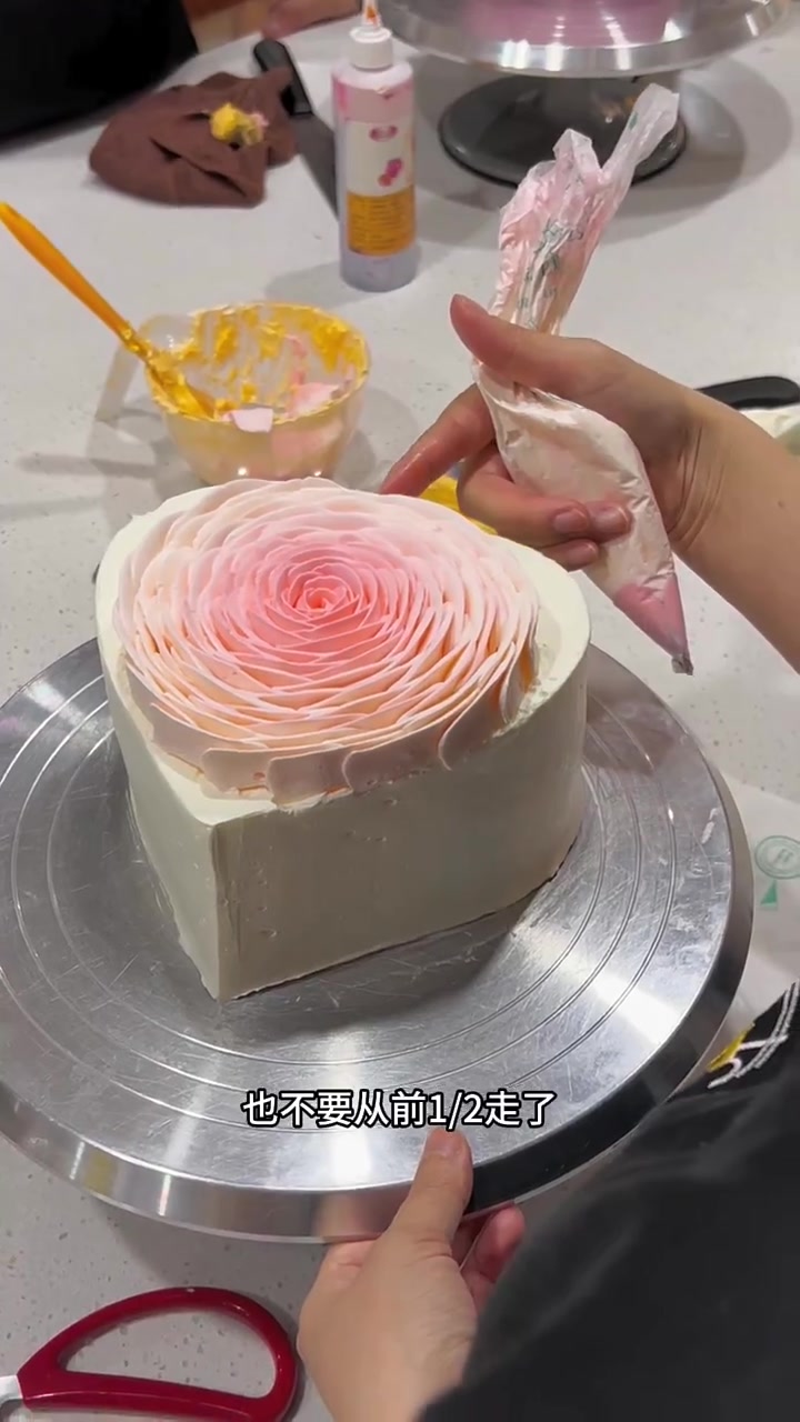 今天教大家情人节爆款心形玫瑰花蛋糕