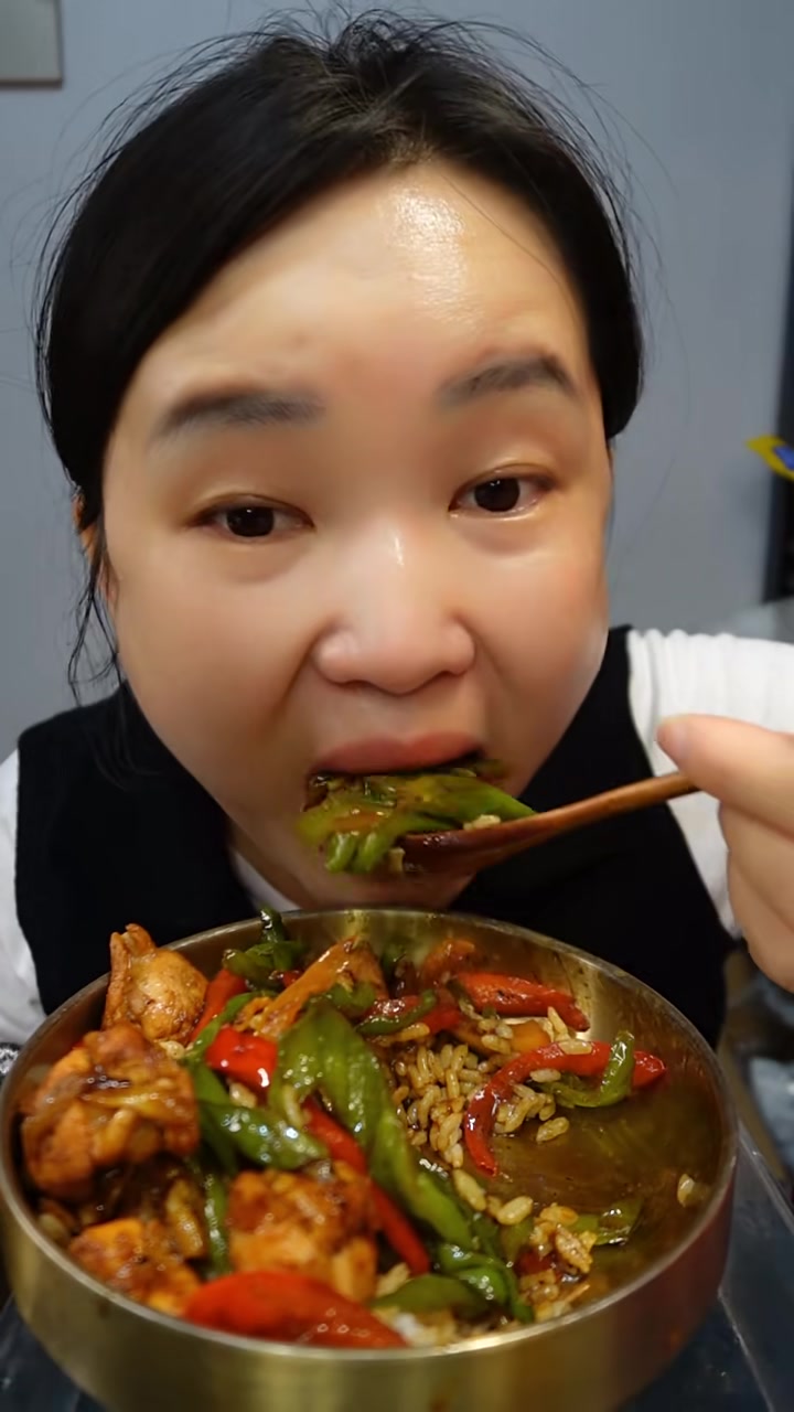 青椒炒鸡肉盖浇饭来啦!忒香了吧!