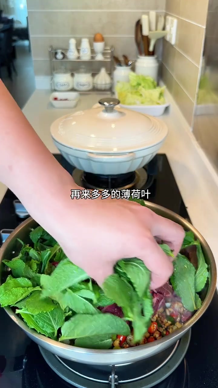 在家做饭|薄荷牛肉金汤蒜香鱼头煲太香了今日菜单.薄荷牛肉.金汤蒜香鱼头煲.火爆大头菜