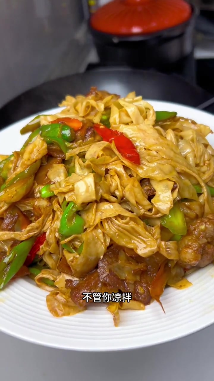 尖椒炒人造肉（豆皮）就热蒸馍，河南的娃都懂，不知道吃啥的也试试俺大河南的人造肉吧