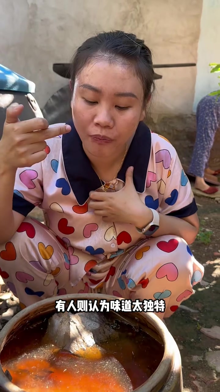 越南当地人制作鱼露，它也被称为鱼酱油