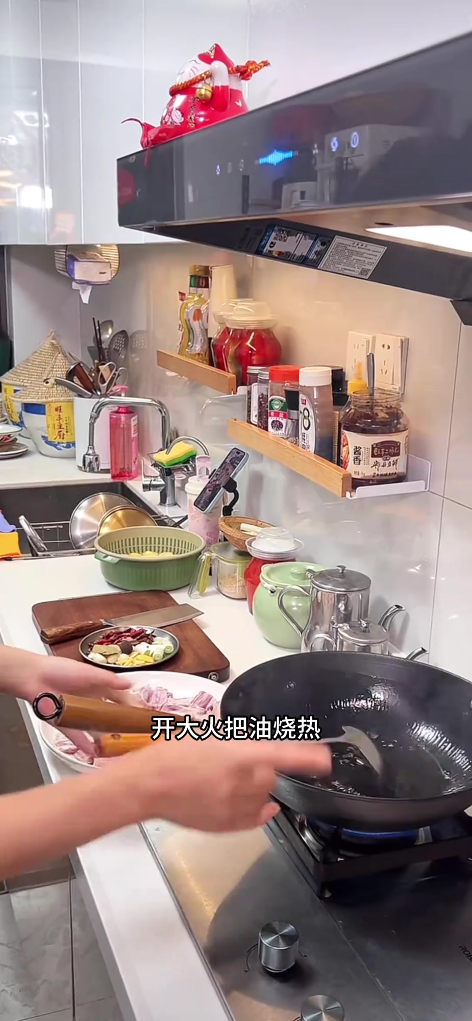 四川家常菜红烧排骨详细做法，姐妹们快做起来！