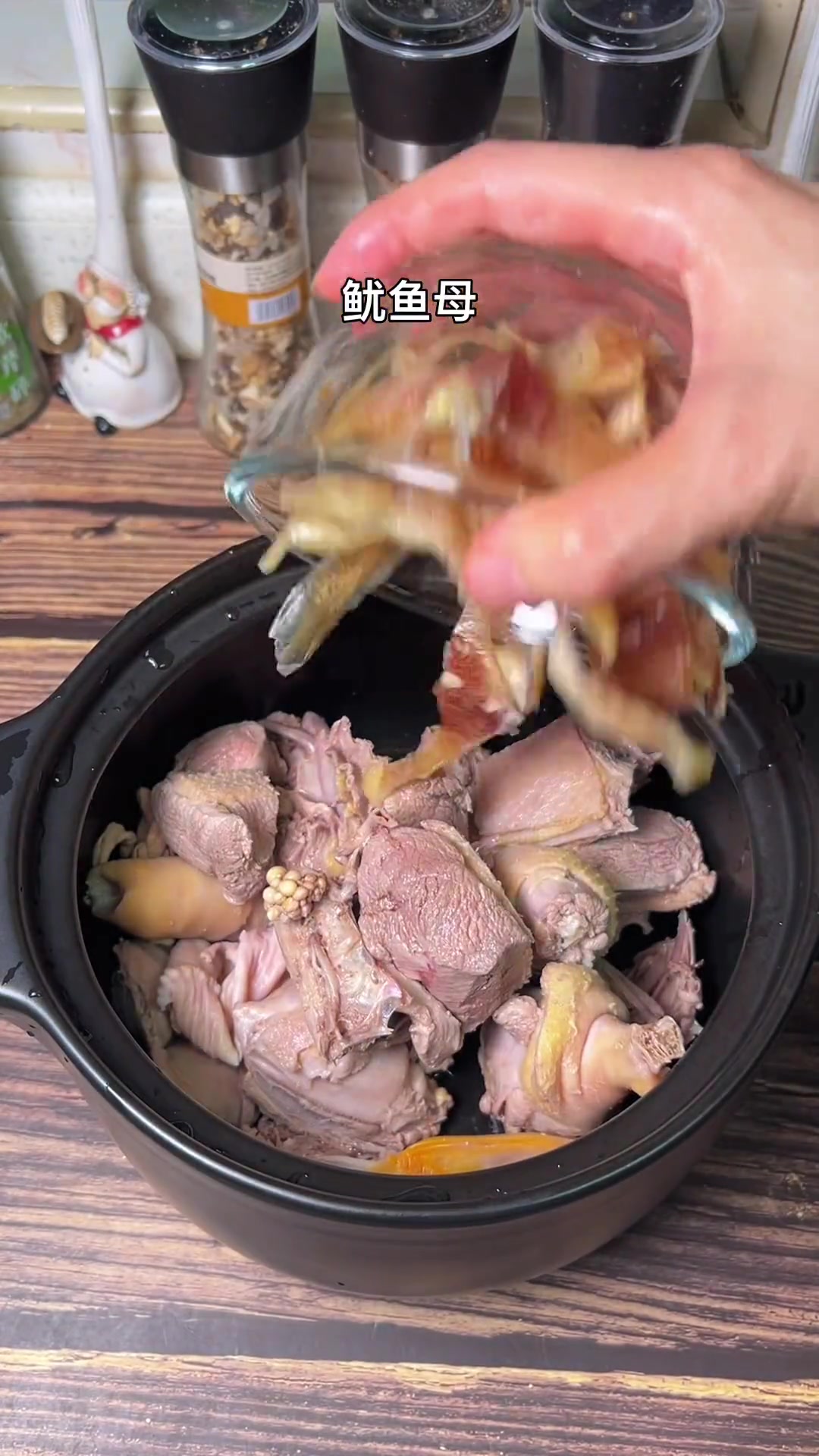 鱿鱼母炖鸭汤,汤清味鲜甜