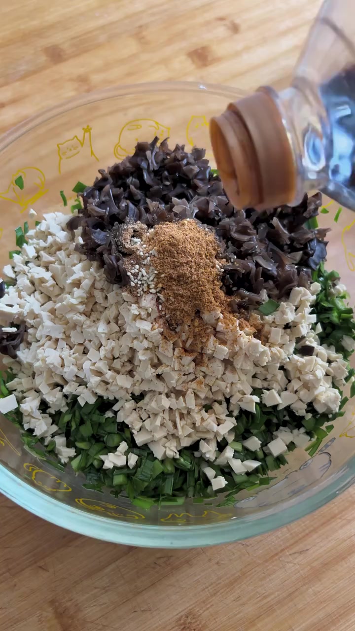 今晚包韭菜鸡蛋木耳豆腐素馅饺子教程来啦