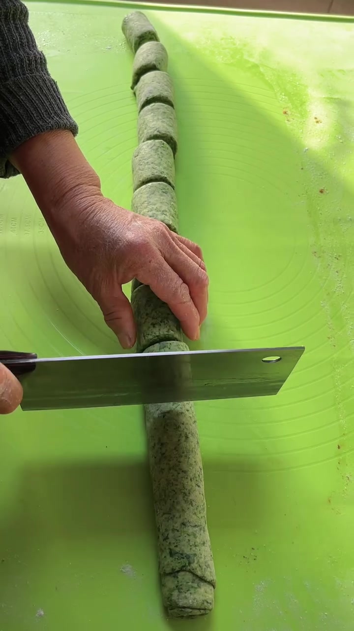 老妈今日做的菠菜卷,筋道好吃,蘸蒜汁超棒