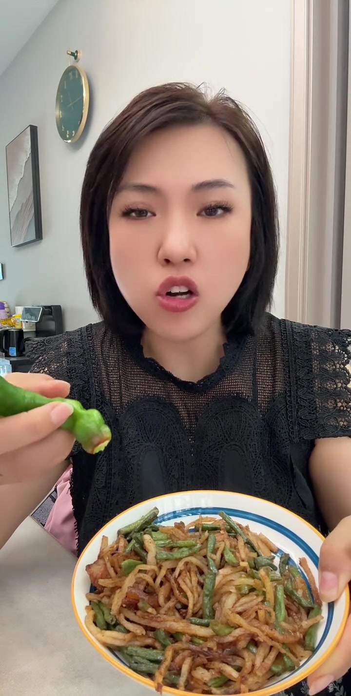 今日家常分享豆角炒饼超香还有闭关计划！