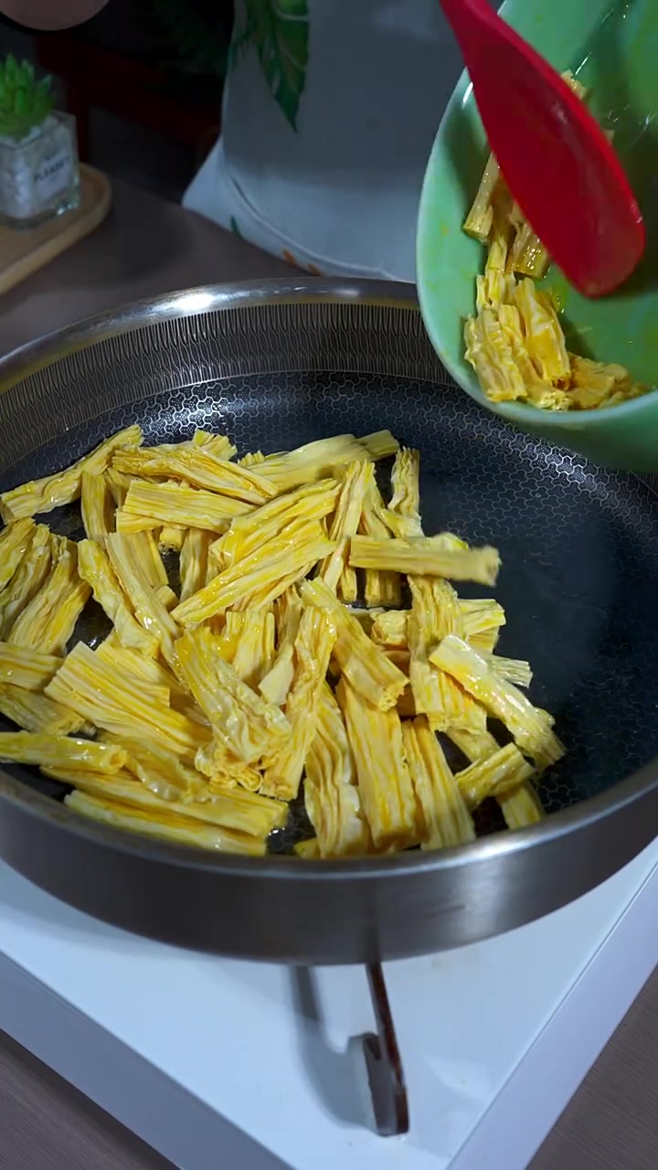 家庭版支竹鱼腩煲鲜香嫩滑，超级下饭～