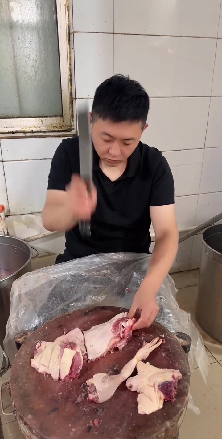 老鸭火锅在有些地方被称作笨鸭火锅