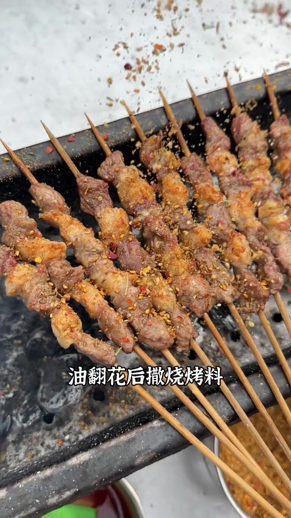羊肉串怎么烤，梨花哪有烧烤香，出发去撸串