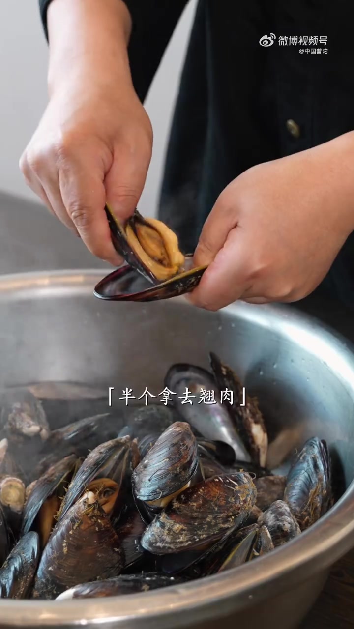 7 - 8月淡菜疯长，市场买一筐根本炫不完……但！学舟山古法晒淡菜干，把大海鲜味锁进罐罐里