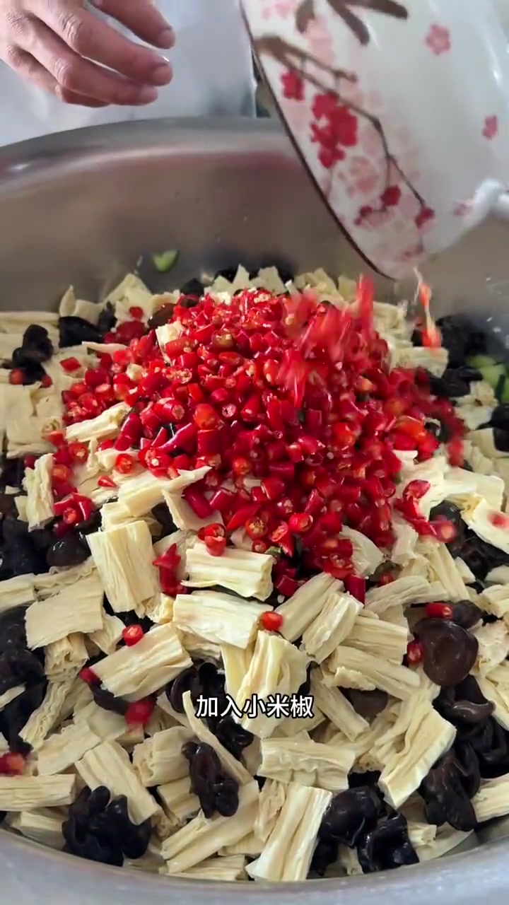 分享食堂凉拌黄瓜腐竹做法,简单爽口解腻,快试试