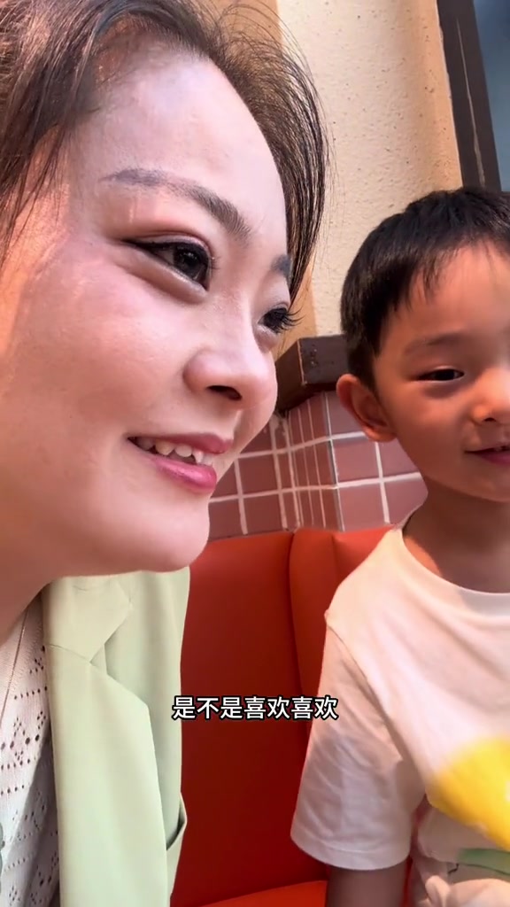 儿子过生日，前夫哥陪买衣买鞋订蛋糕吃饭，孩子开心感受父爱