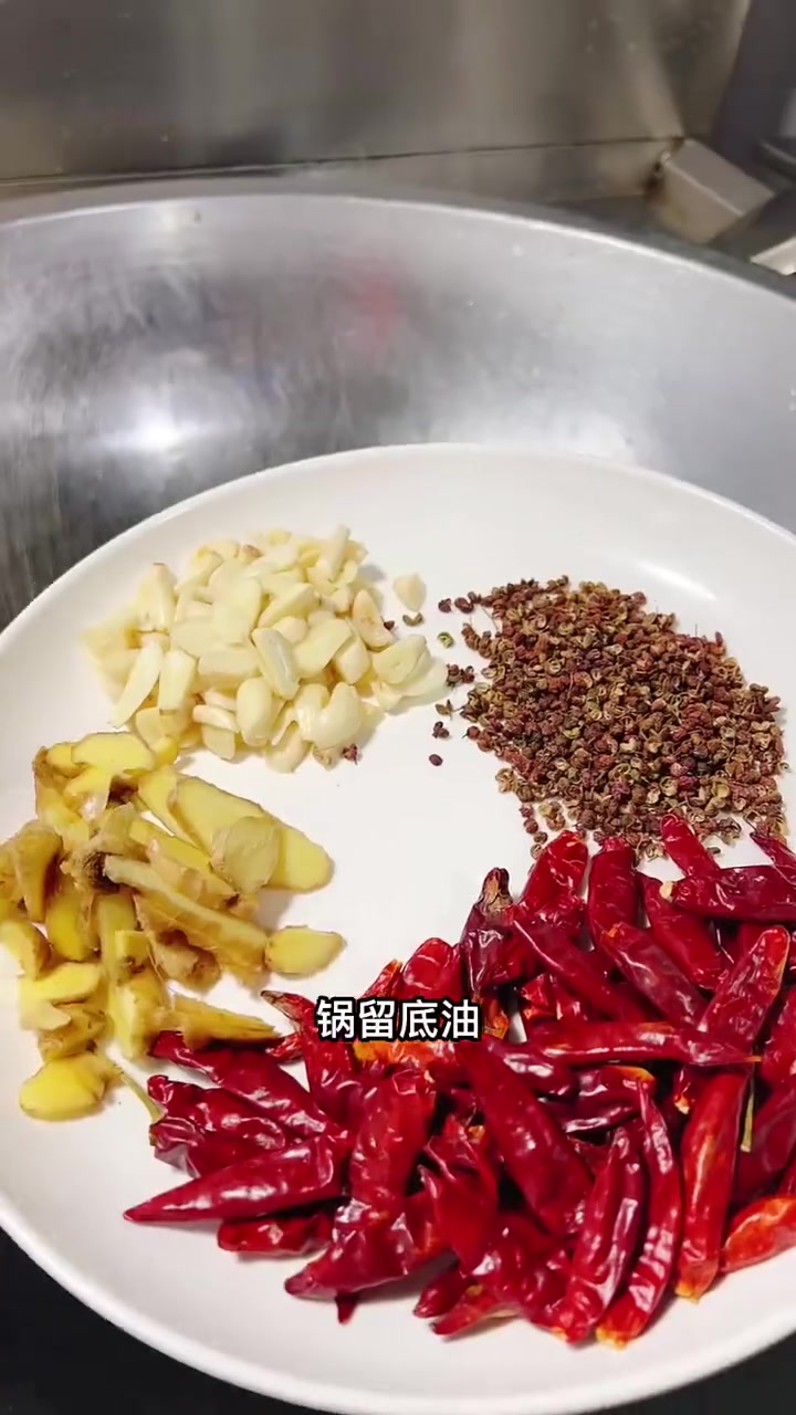 分享食堂大锅菜，土豆干锅鸡的做法，干香酥脆香辣入味