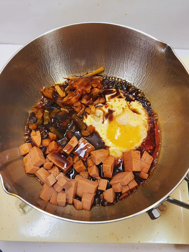 用螺蛳粉的辣油煎蛋也太香了吧!