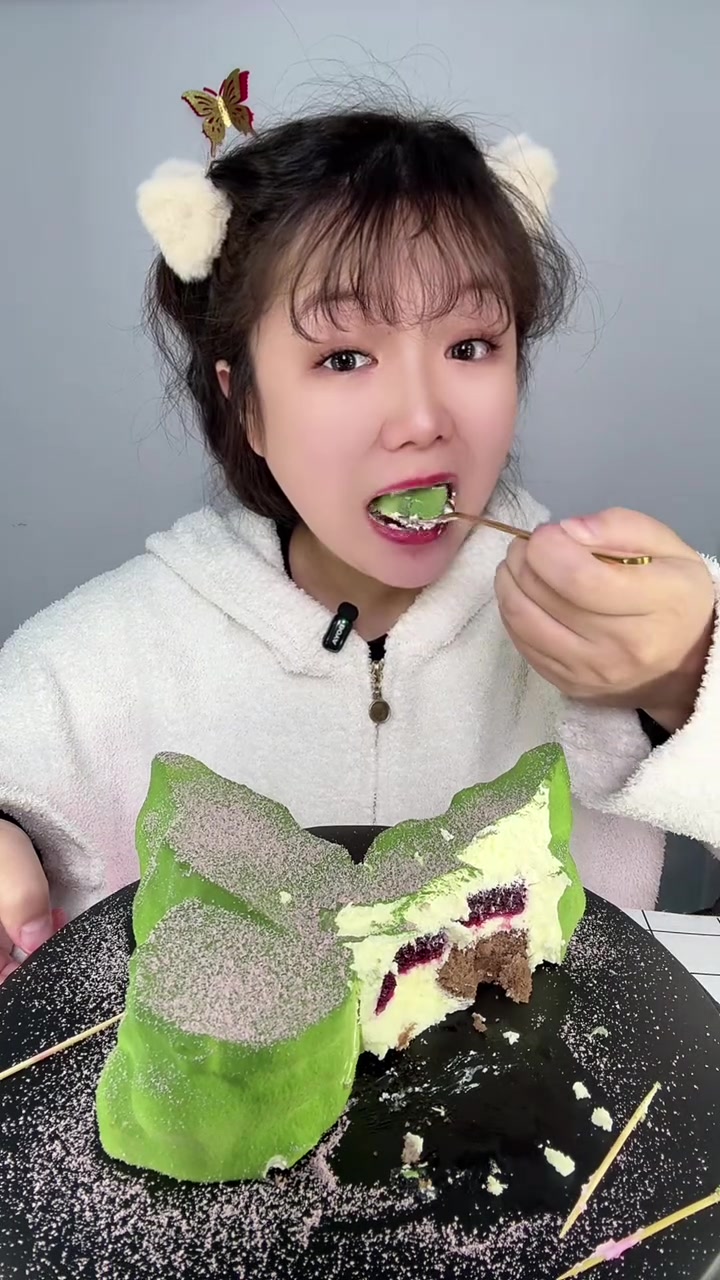 绿色真是养眼哈哈,绿色的蝴蝶慕斯蛋糕