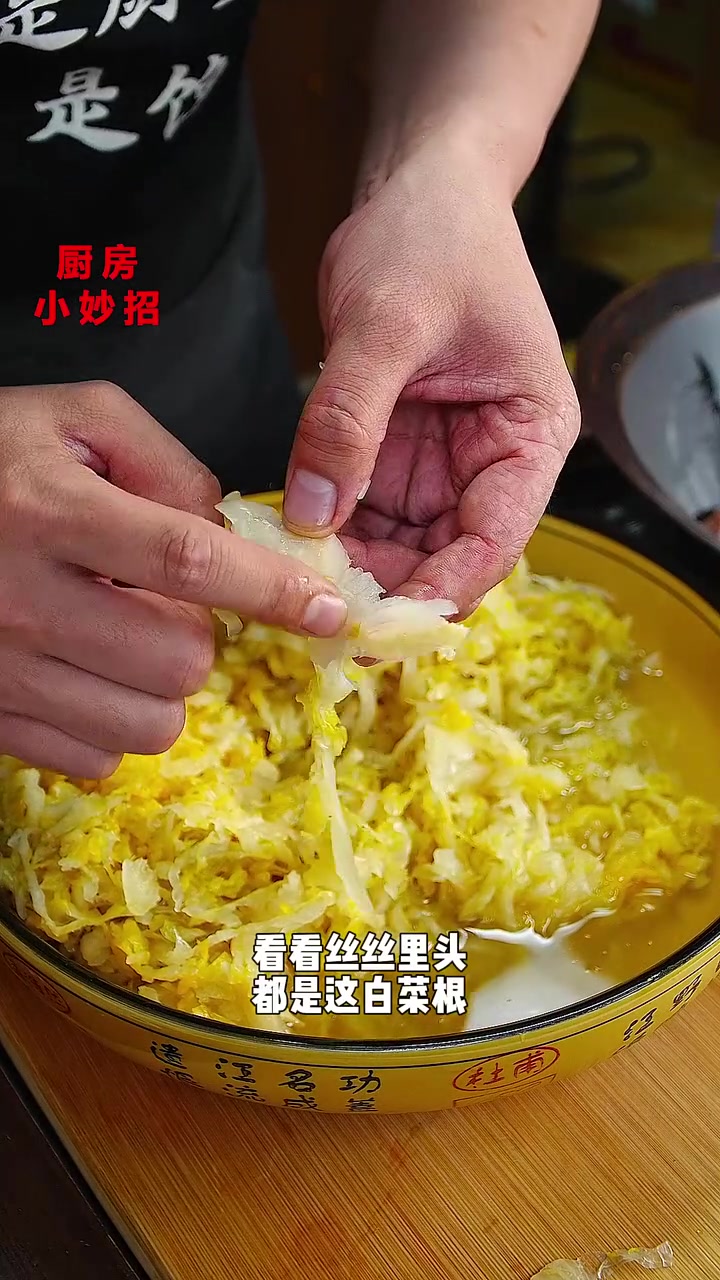 今天做道排骨烩酸菜，不会的家人快来学