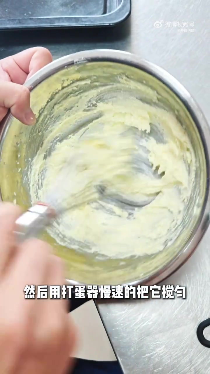 外面买的小零食有点贵还愁不干净?别怕,湖南消防 永州消防 “蓝大厨”给你分享个奶油曲奇制作