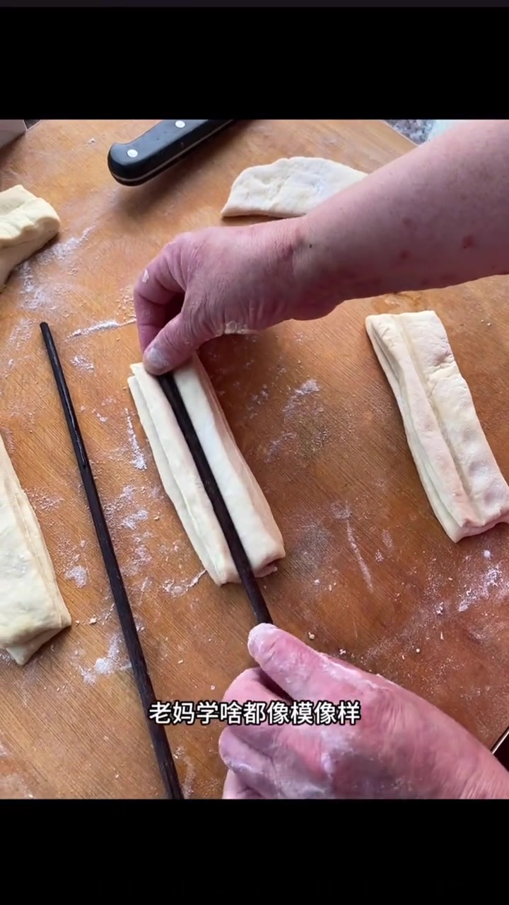 东北老妈又添新技能,家庭版炸油条,详细讲解,简单实惠,干净又卫生,配上豆腐脑、豆浆,元气满