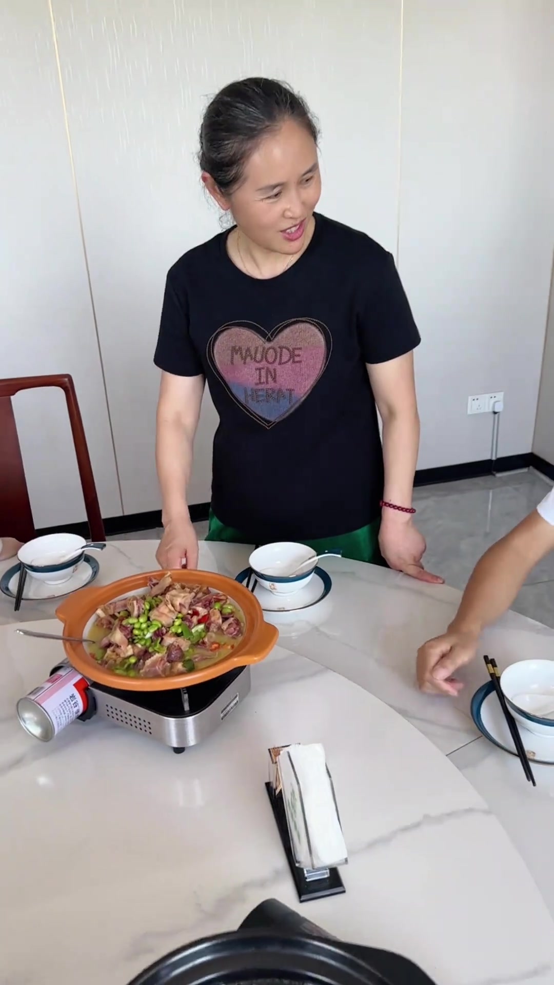 六安的餐桌上少不了锅仔，今天做一道风干鸡美食，咸香入味，肉质紧实，吃法多样化，想吃同款的抓
