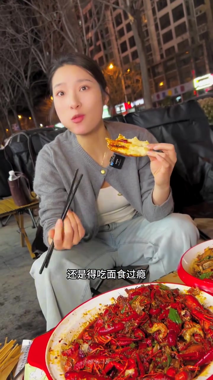 夏天肯定要和姊妹一起吃个龙虾烧烤！