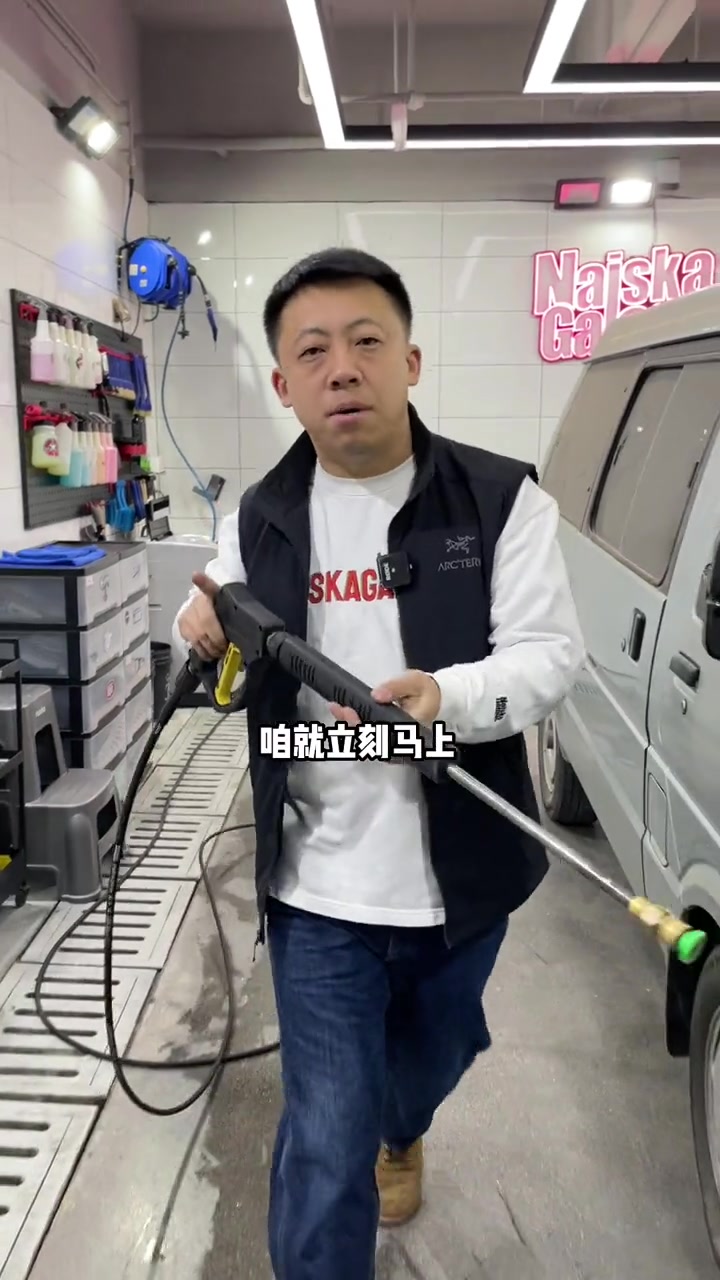 90年代的豪华面包车，后排魔术座椅太够用了