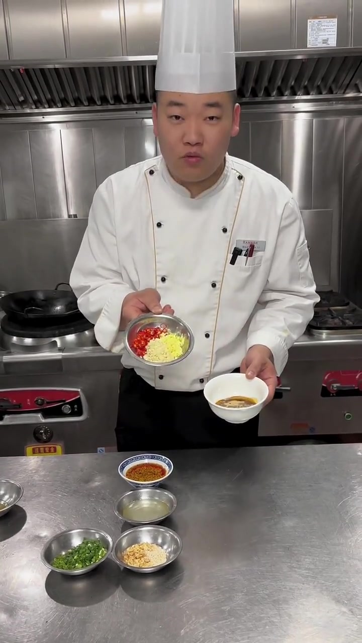 麻辣鲜香的口水鸡教程来啦！一口下去鸡肉吸收了饱满的汤汁，好吃到舔盘子