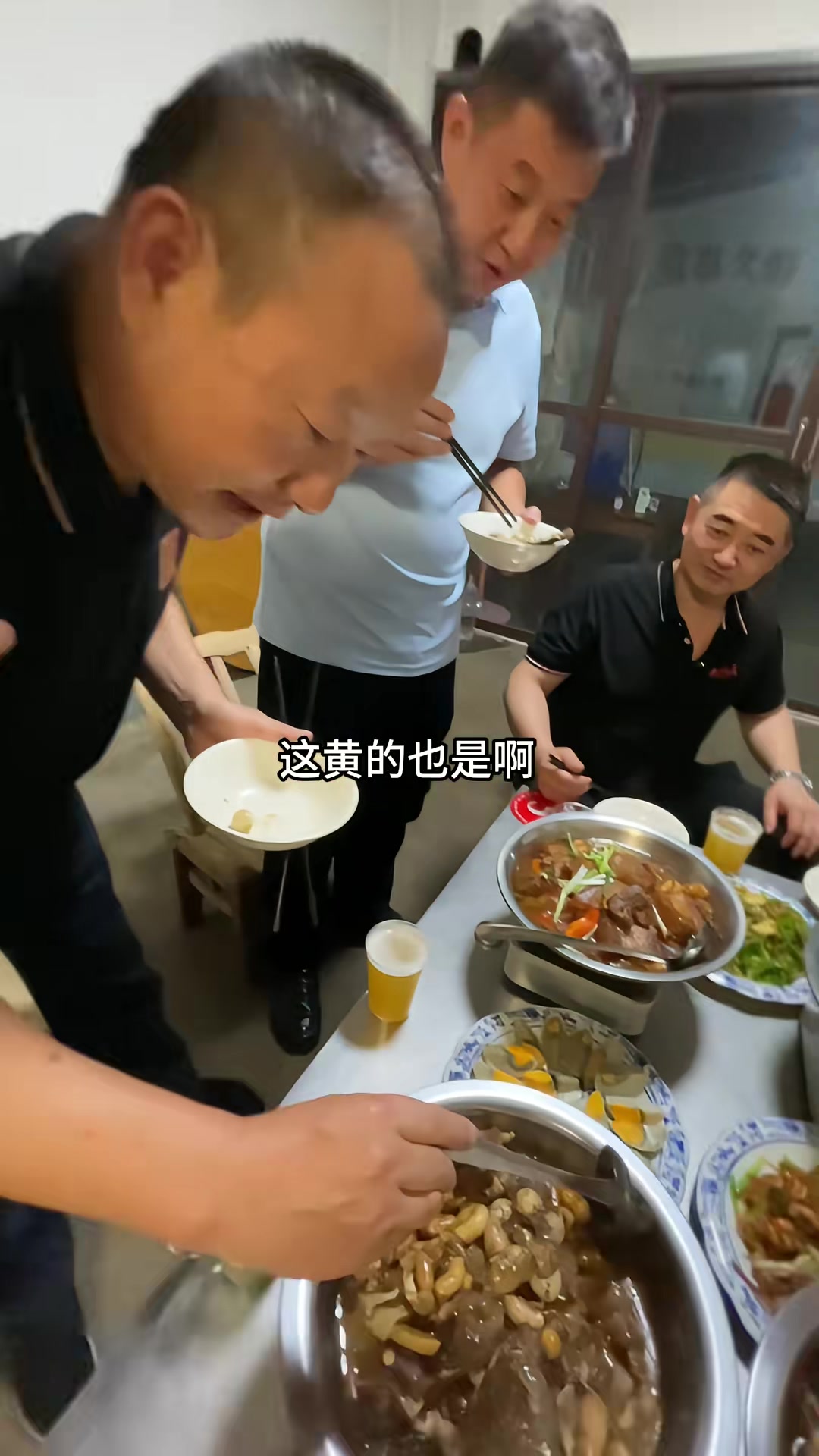 晚上加完班,同事聚餐老周炖菜