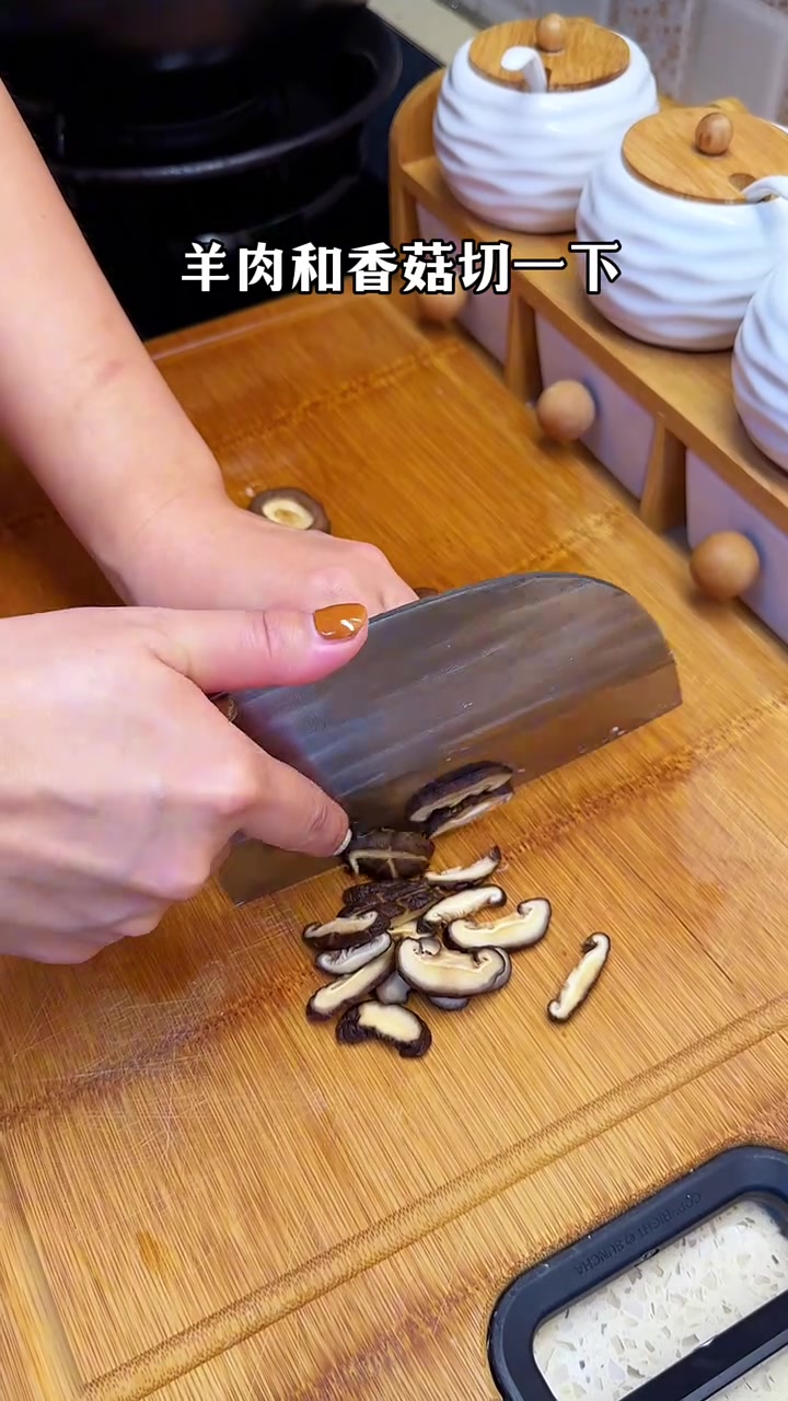 今天吃的个稀罕饭，山药鱼子蘸羊肉蘑菇汤