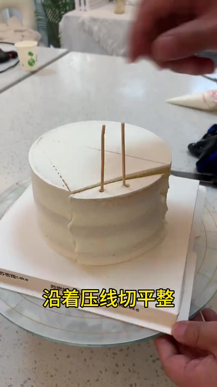教你如何把圆形蛋糕切成心形