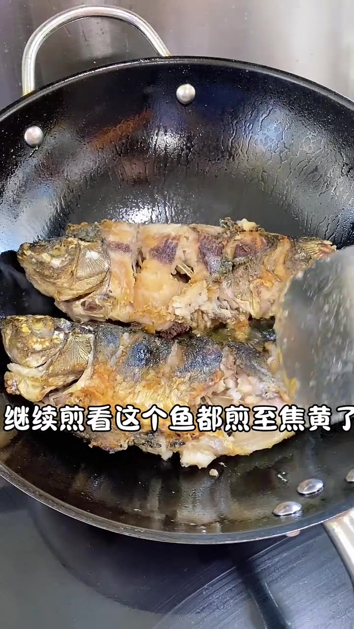 周末妈妈炖了鲫鱼汤，奶白浓汤，汤浓味美，来上一口鲜掉眉毛～