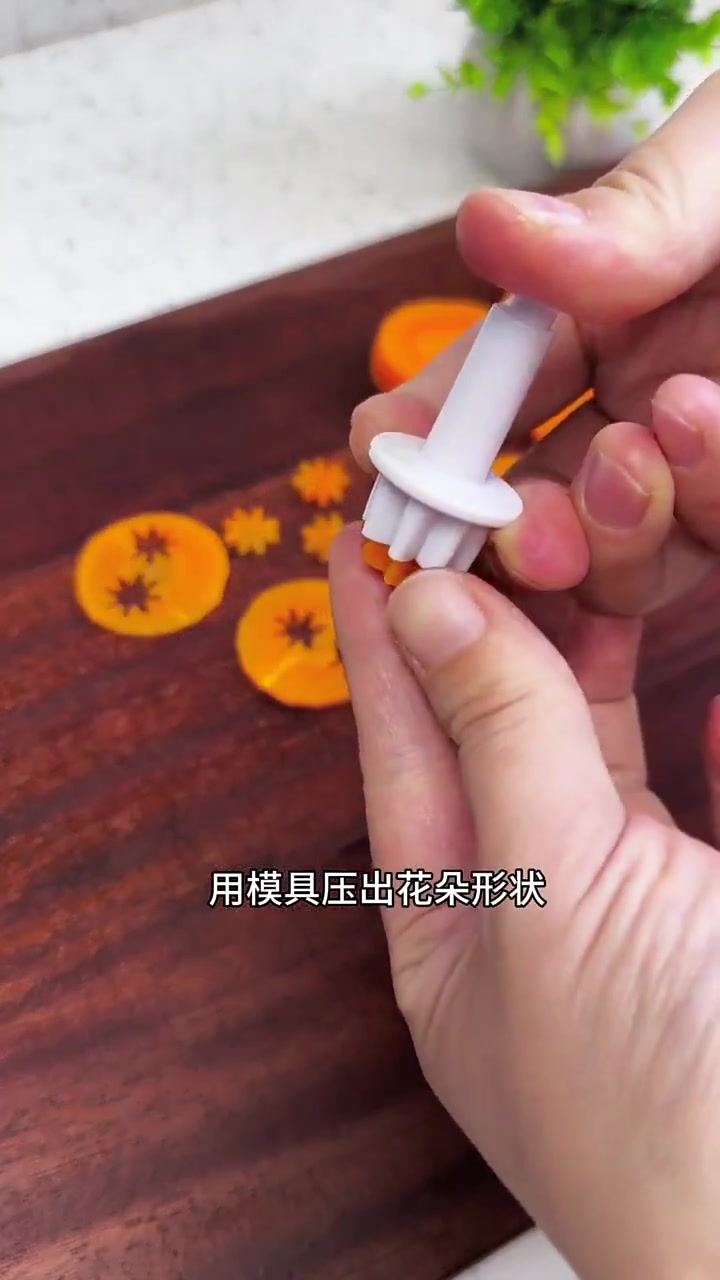 吃不完的馒头不要扔，直接爆改成披萨，奶香浓郁还拉丝，做法简单营养均衡，孩子们吃的太满足了，