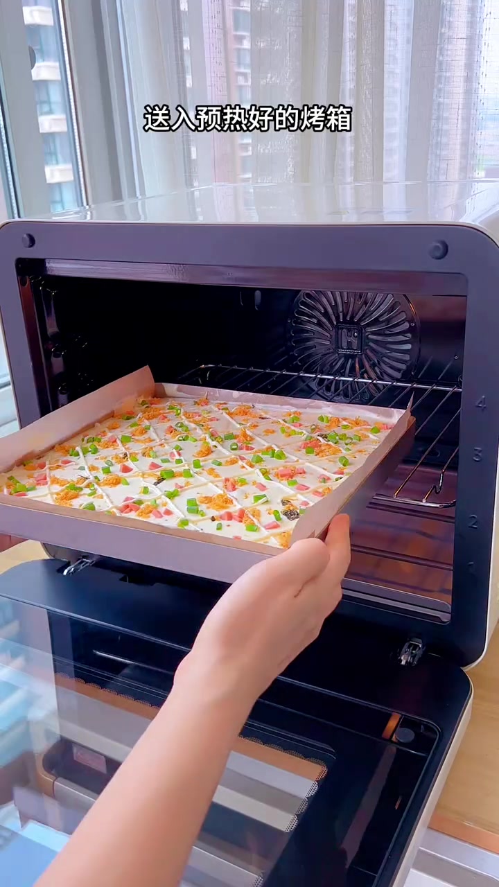 香葱肉松切块蛋糕咸香松软，一次成功今天做了超级好吃的肉松切块蛋糕，不开裂不掉皮，没有布丁层