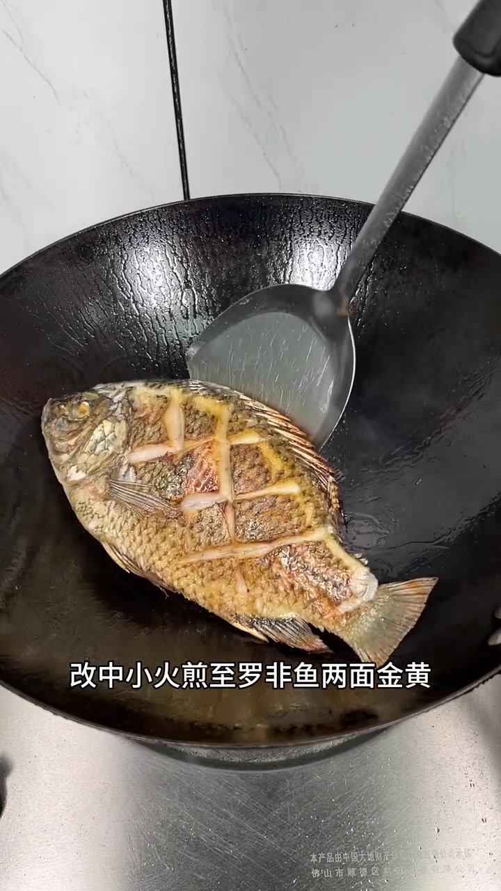 蕃茄焖罗非鱼，罗非鱼肉质鲜嫩，蕃茄酸甜软烂又多汁，真好吃