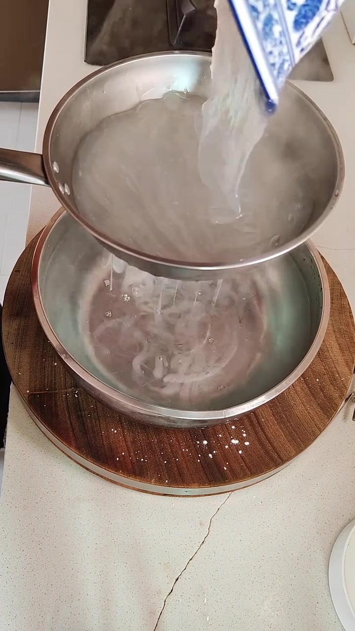 超简单！热天美味凉粉漏鱼做法大公开