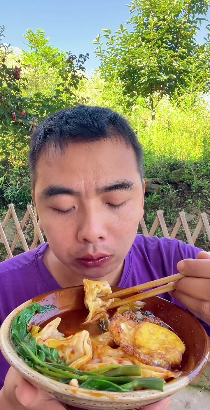 兄弟姐妹们吃饭啦,今天吃酸菜鸡蛋抄手