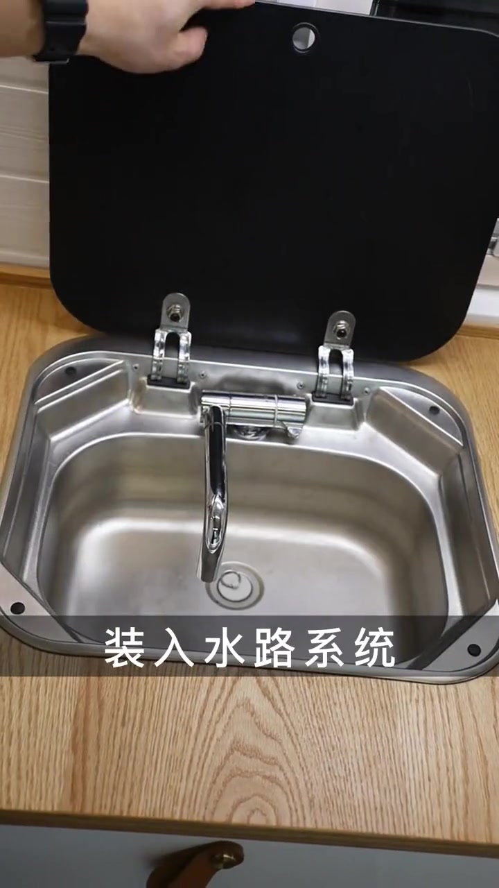 把面包车打造成，有水、有电、有大床，能洗澡、能做饭的露营房车