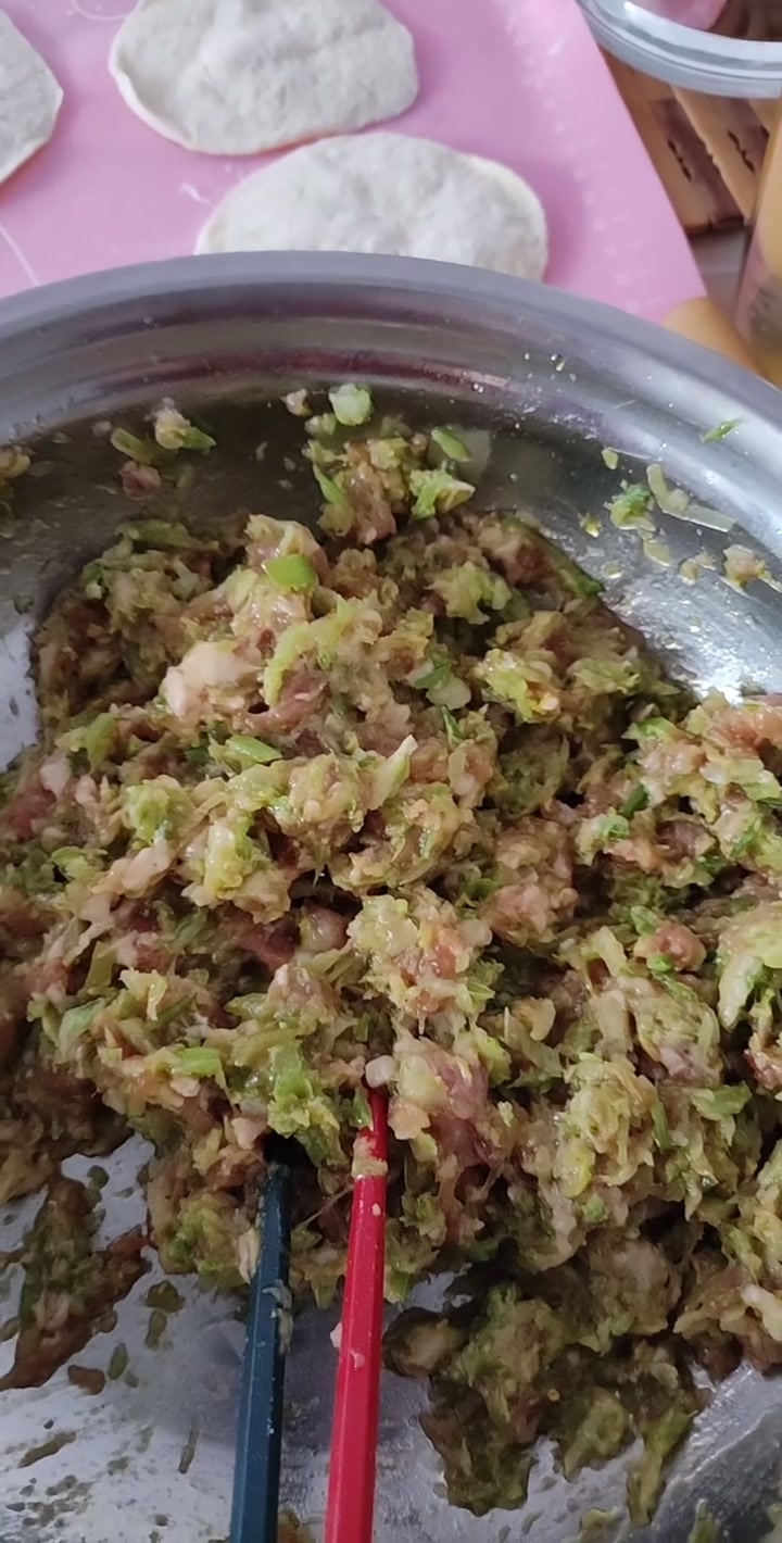 老天妈包白菜芹菜馅大包子一个人俩能吃饱
