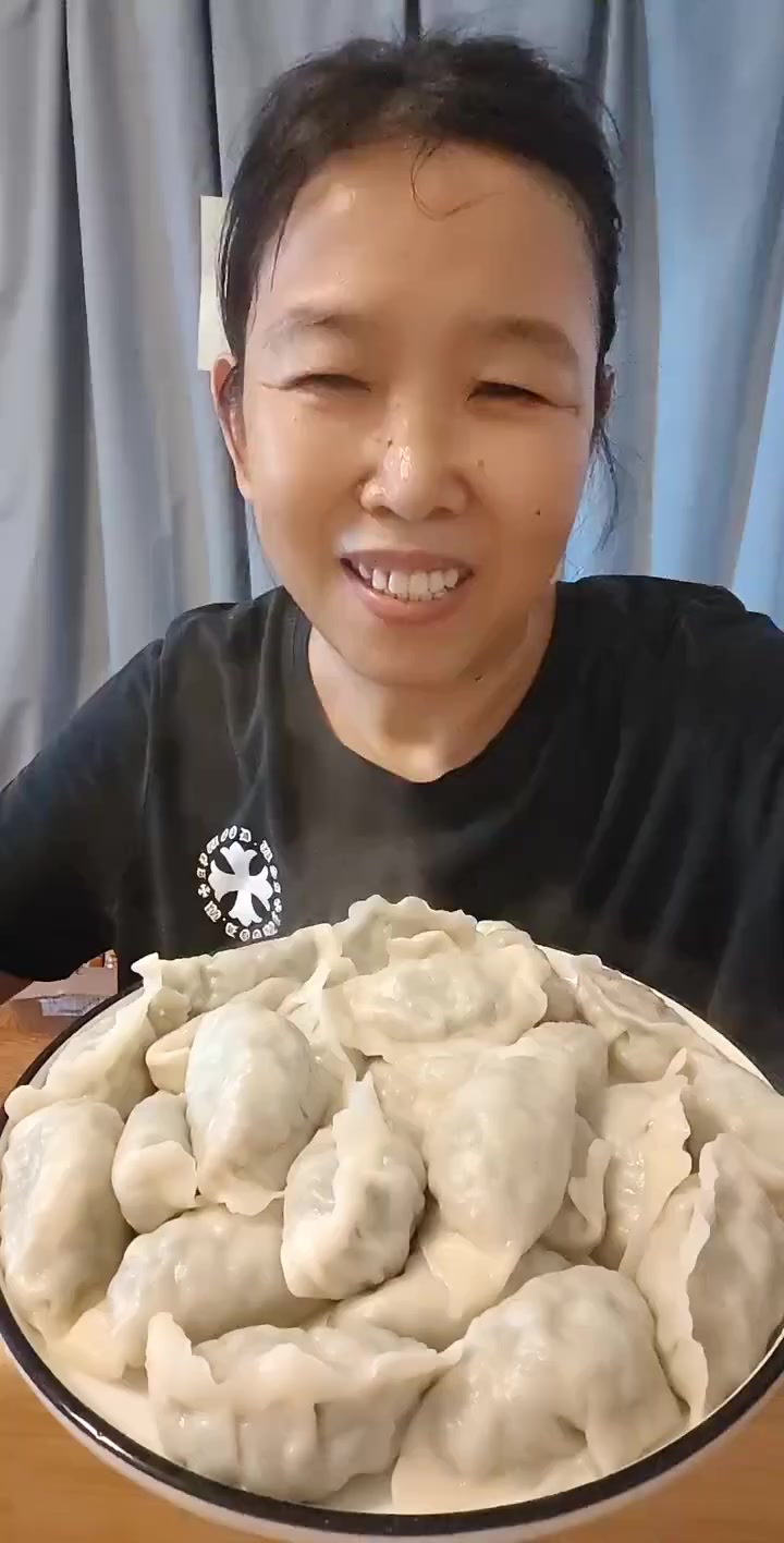 狂吞一大盘水饺