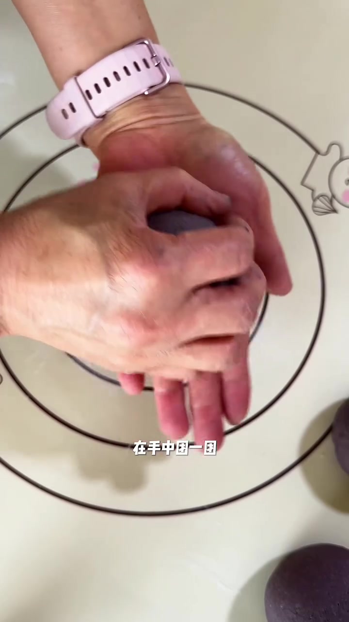 跟着皇帝内经养自己，中式养生做五黑馒头，以黑养黑，吃出健康好气色