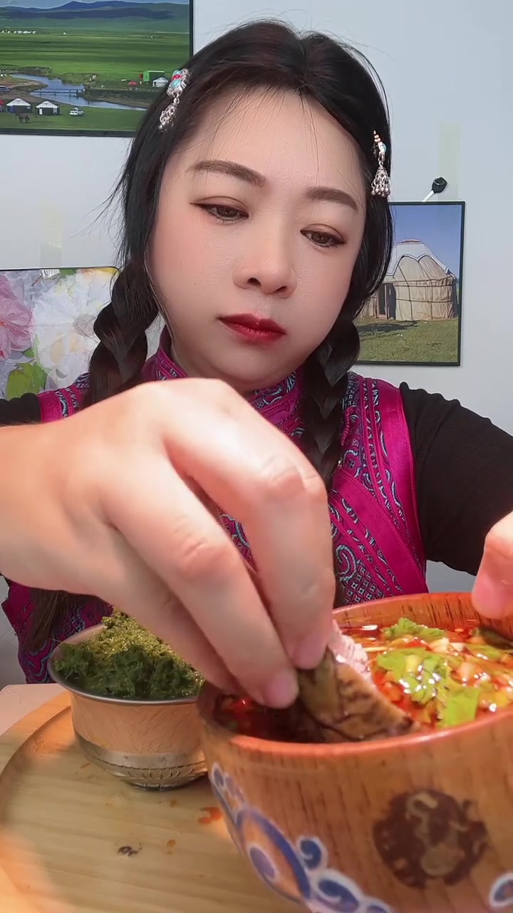 今日美食分享烤物配韭菜花还有超大一奶瓶牛奶