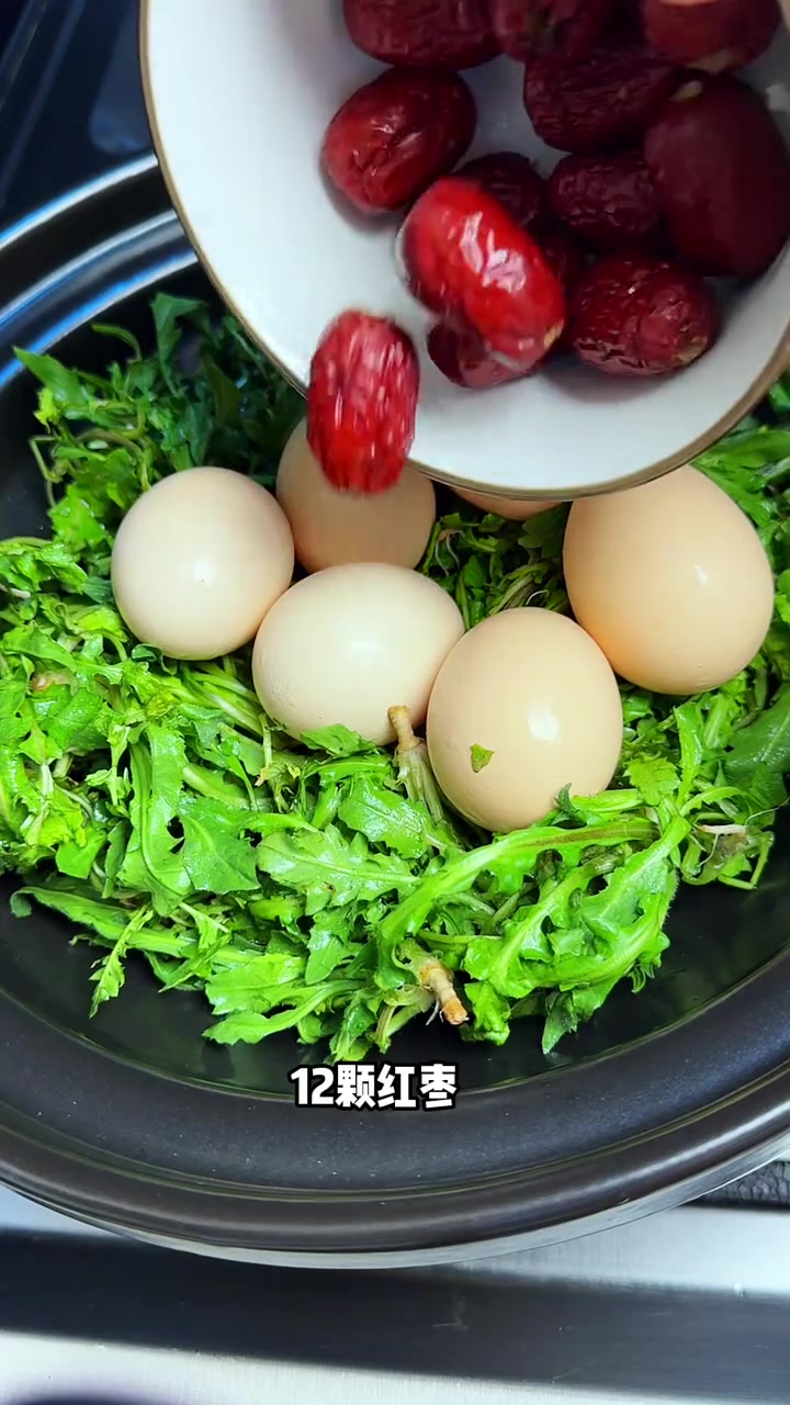 《荠菜煮鸡蛋》老话说农历三月三荠菜塞仙丹，用荠菜煮鸡蛋吃，有祛陈寒，改善睡眠，缓解关节僵硬