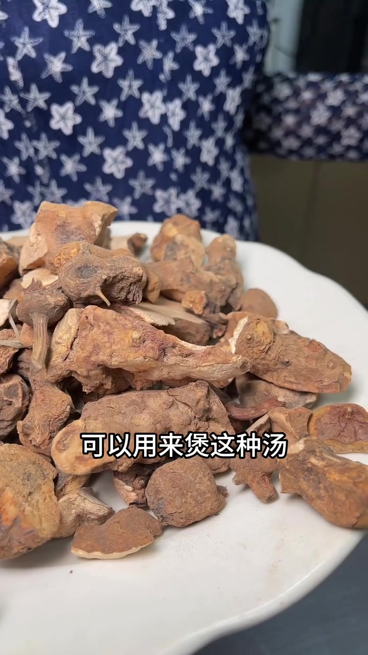 最近天气经常落雨,珍姐又想起这个广东靓汤土茯苓煲猪骨汤一家大小都可以喝。快点煲一个试试吧