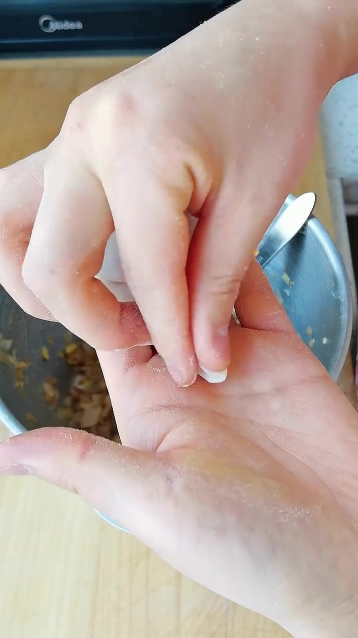 五花肉酸菜蒸饺香,皮软筋道,凉拌菜鲜又败火