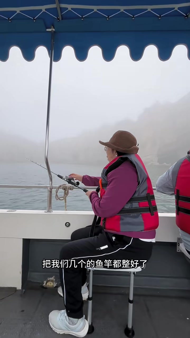 今天是我们大连旅游的第四天,实现了外孙女的第四个愿望海钓