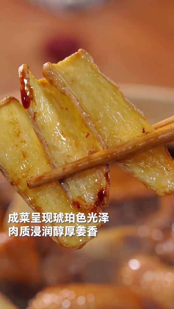 闽南古早味姜母鸭姜母鸭是闽南传统名菜，以老姜、麻油和番鸭为主料，文火慢炖而成，肉质酥烂，姜